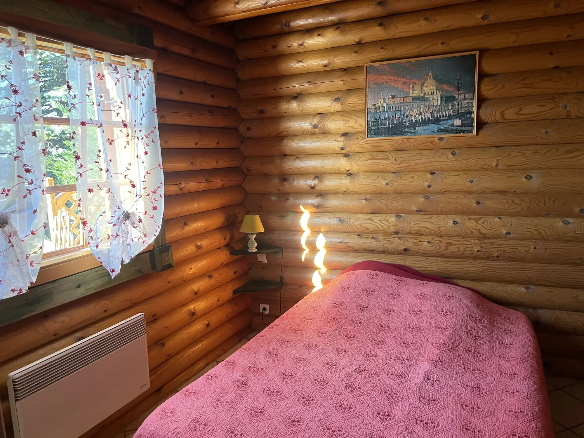 Chambre double lambrissée de bois