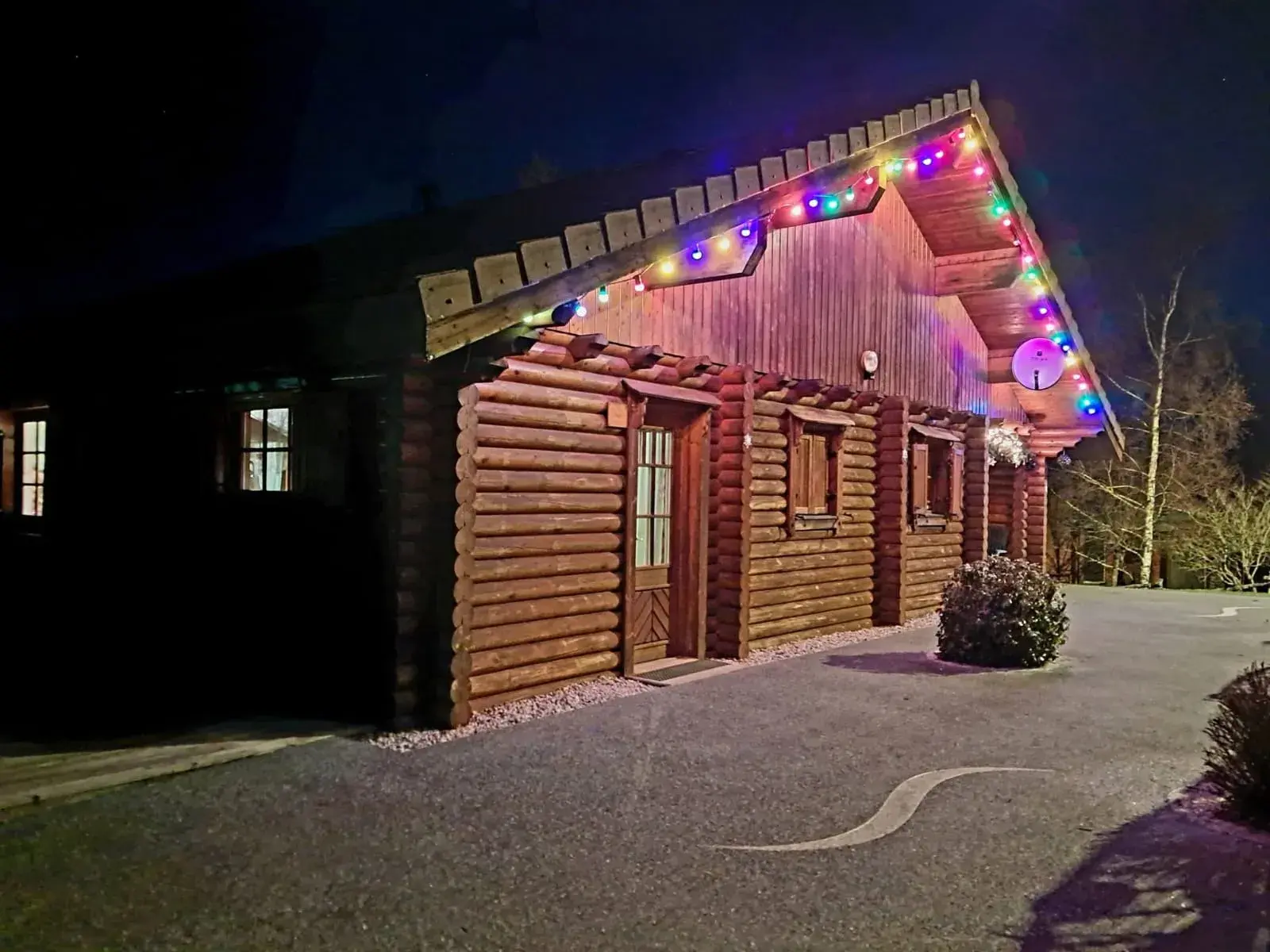 Chalet illuminé à la nuit tombée