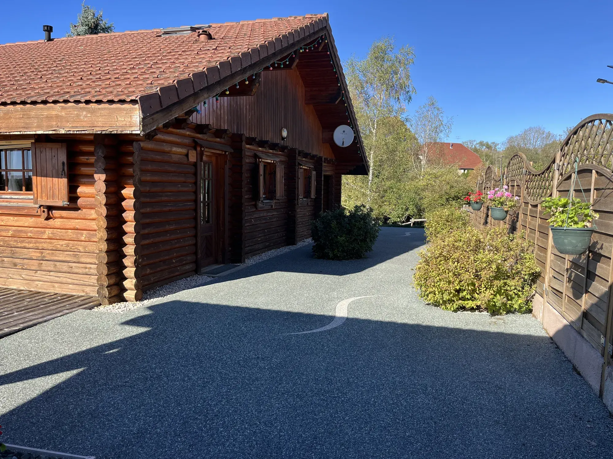 Le Chalet Manon et son allée dans le Jura