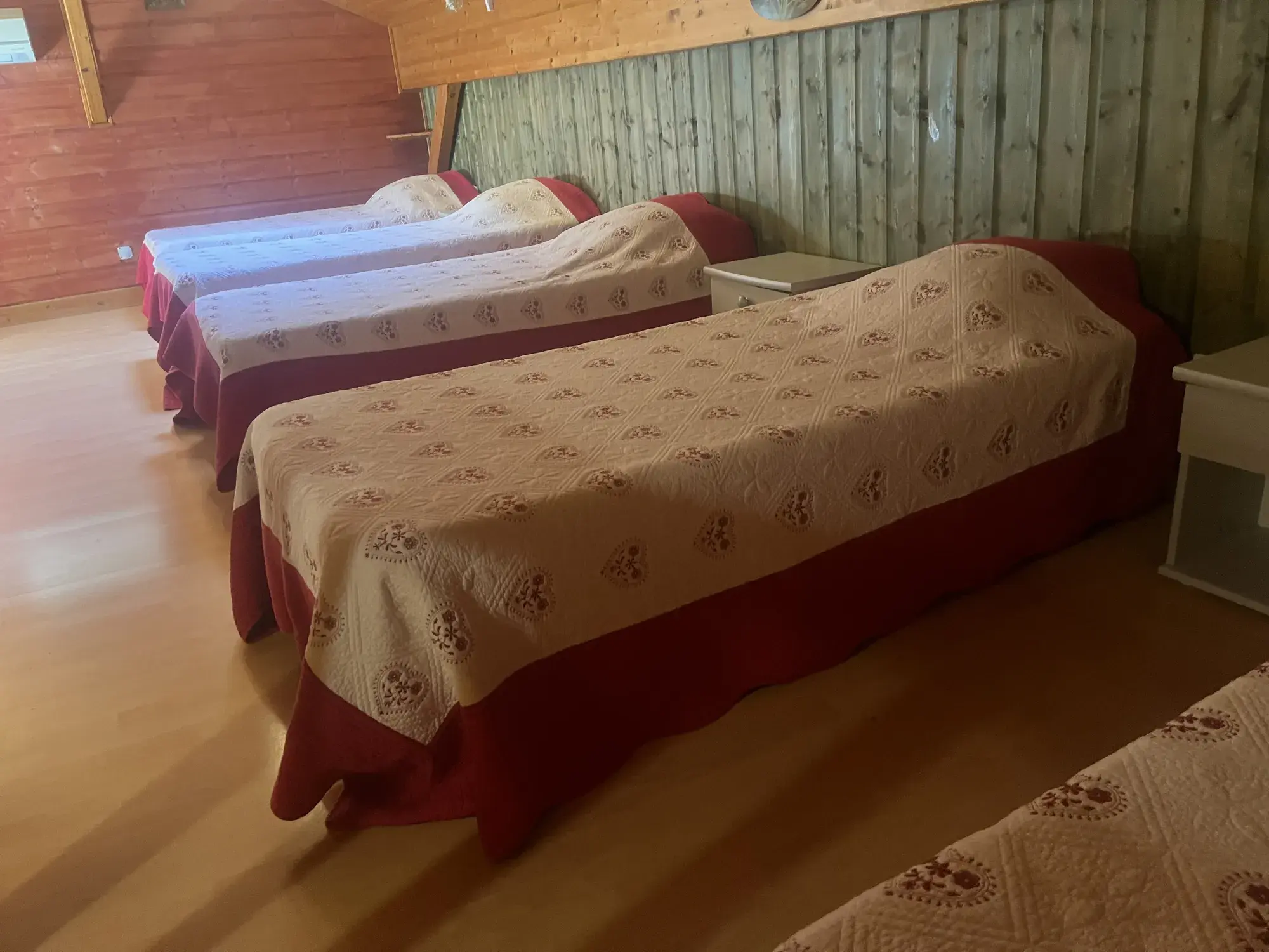 Grande chambre familiale du Chalet Manon, à l'étage