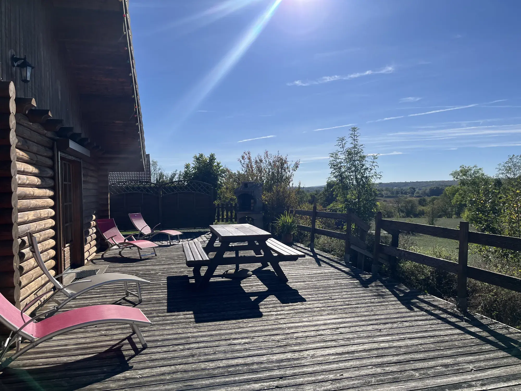 Grande terrasse en bois du Chalet Manon avec transats