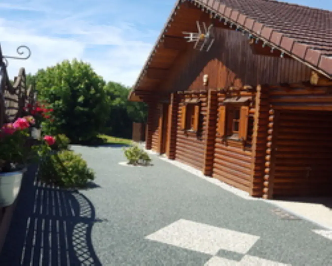 Le Chalet Peter, ses fenêtres fleuries et son allée