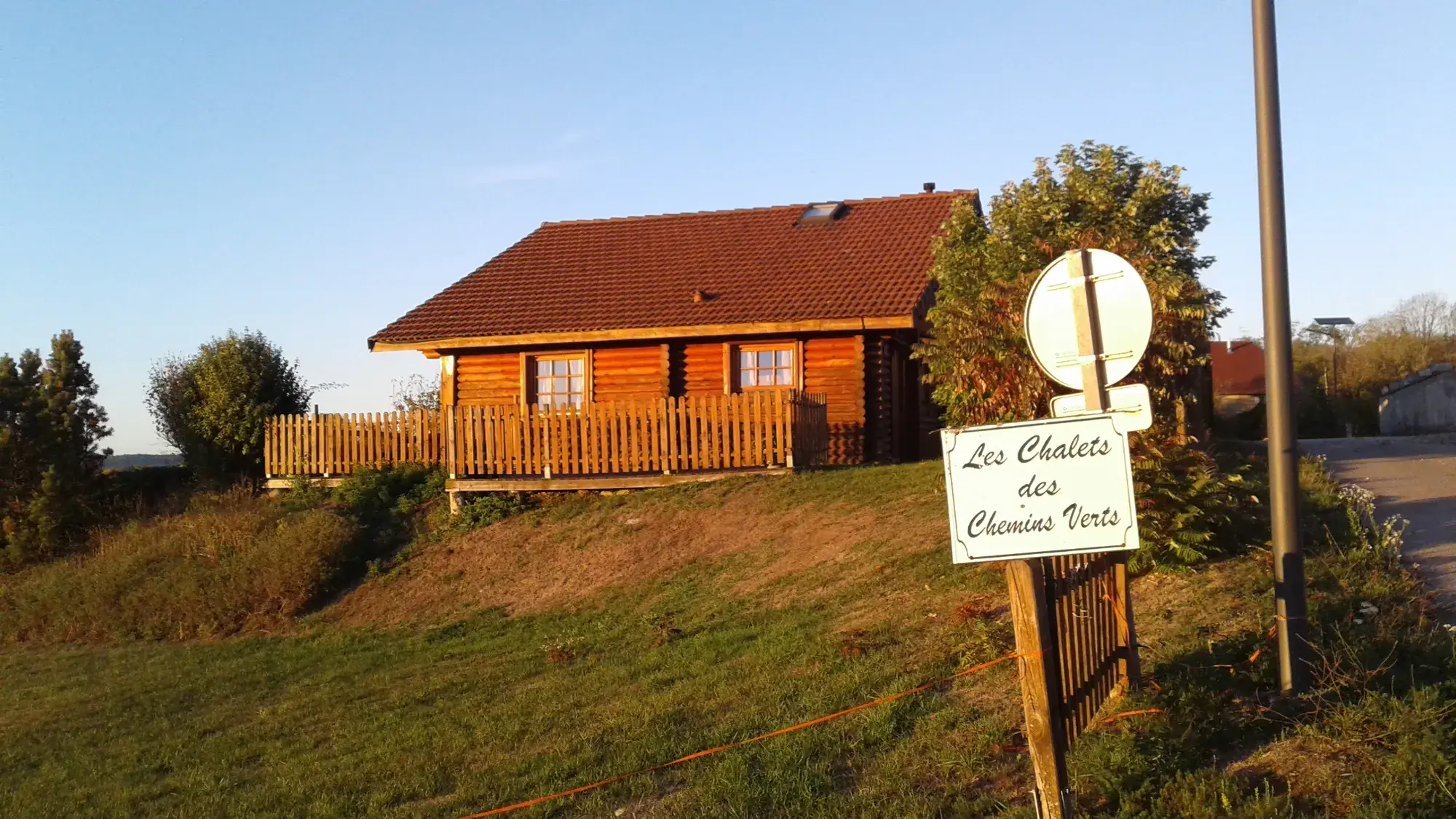 Le Chalet Peter au soleil couchant, à l'entrée des Chalets des Chemins Verts