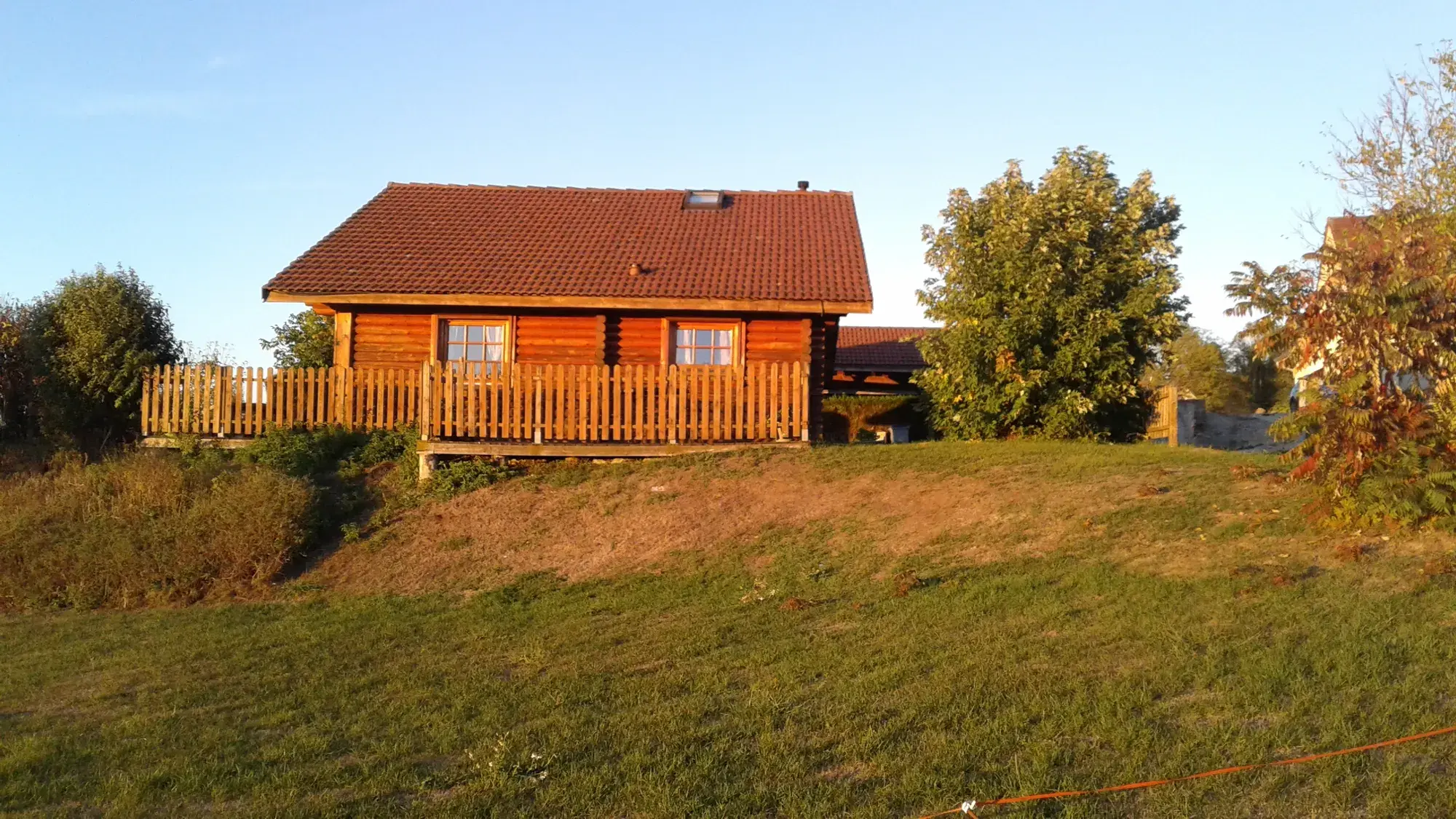 Le Chalet Peter et sa terrasse vus depuis le pré