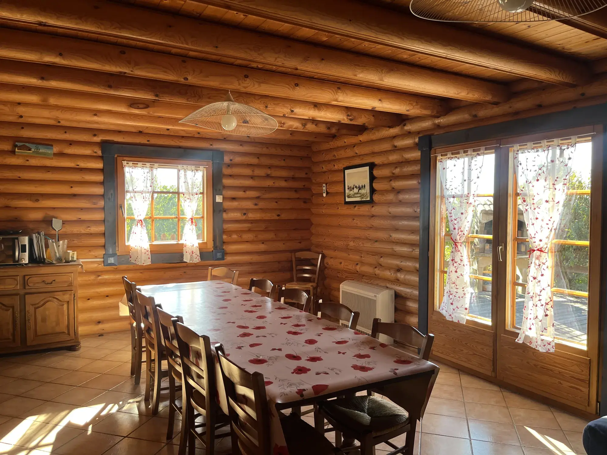 Grand séjour lumineux du Chalet Peter et sa table familiale