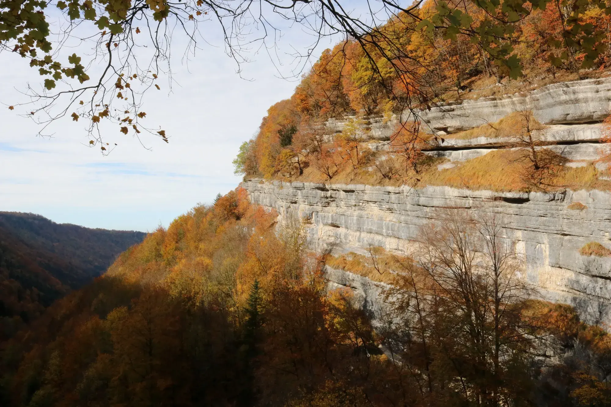 Falaises et forêts du Jura aux couleurs de l'automne