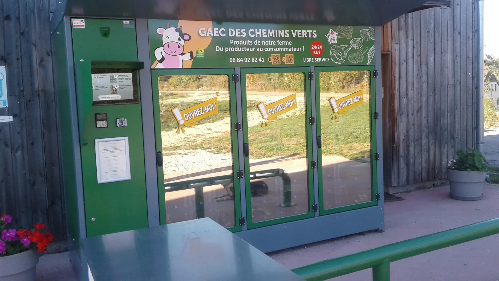 Le distributeur en libre-service du GAEC des Chemins Verts, ouvert 24h/24 et 7j/7