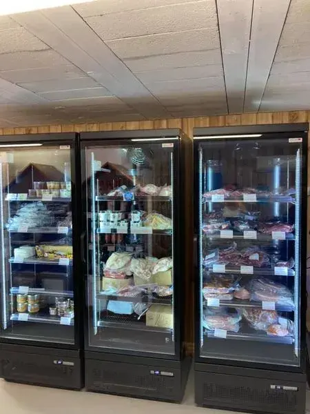 Le magasin de la ferme et ses vitrines réfrigérées