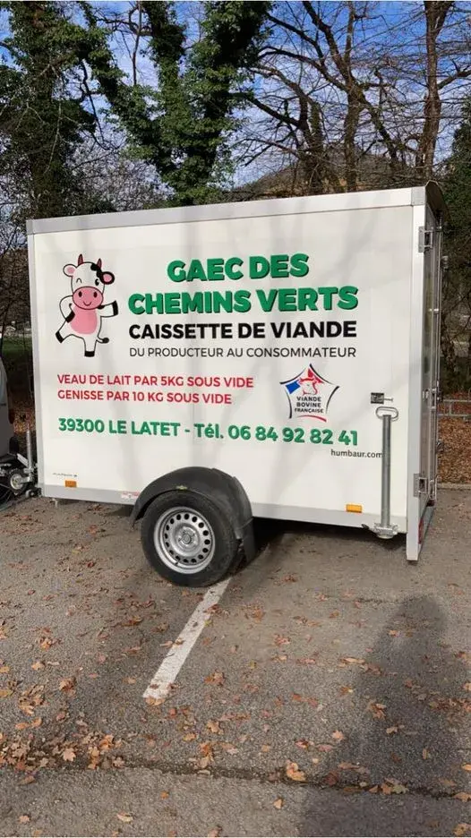 La remorque réfrigérée des caissettes de viande du GAEC des Chemins Verts