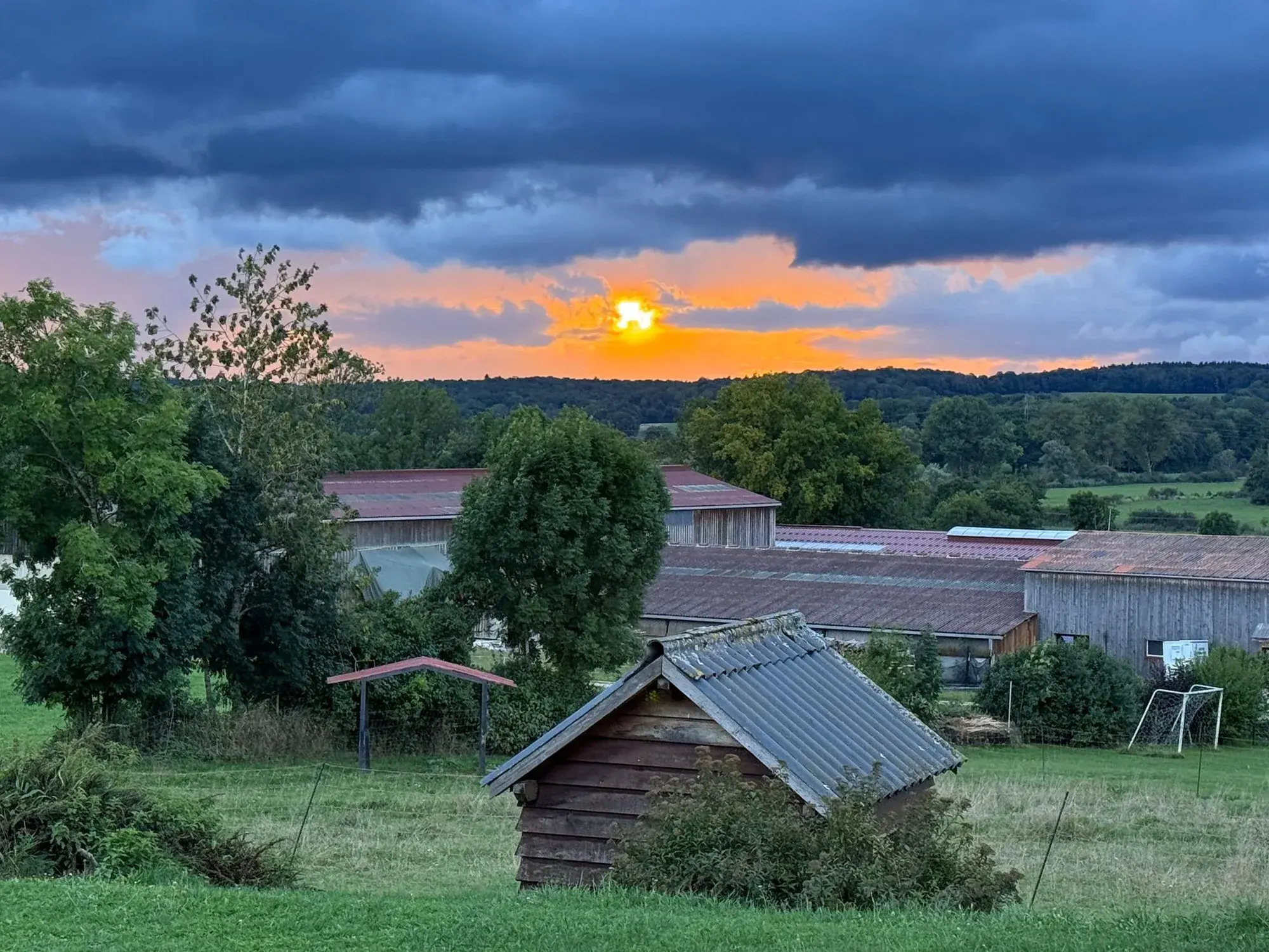 La ferme des Chemins Verts au coucher du soleil dans le Jura