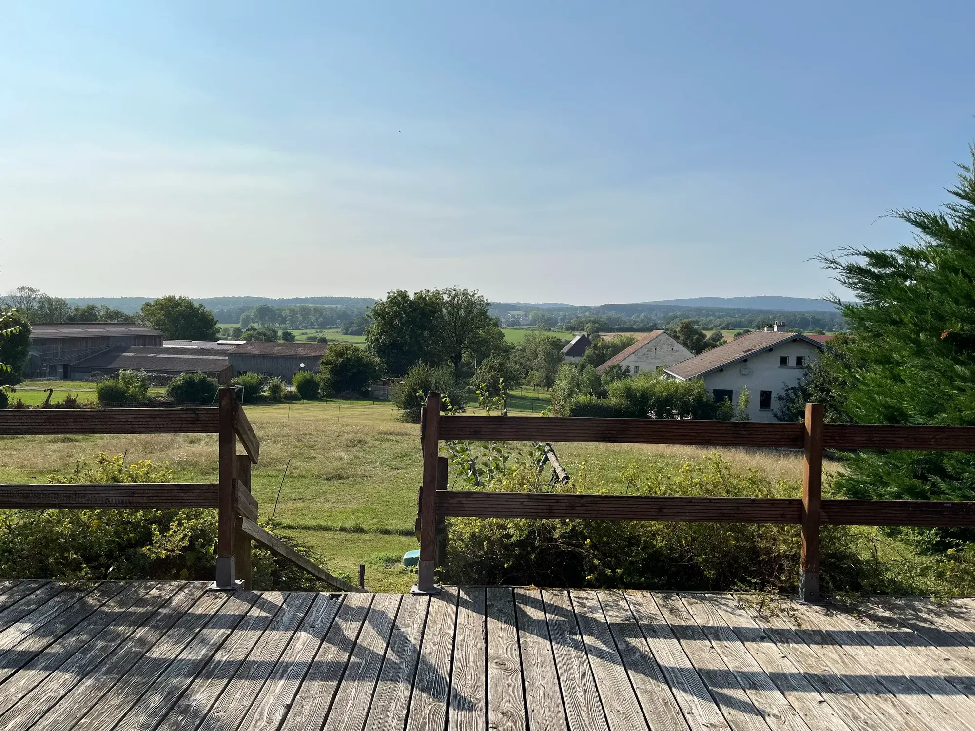 Vue dégagée sur la campagne du Jura depuis la terrasse d'un chalet près de Champagnole