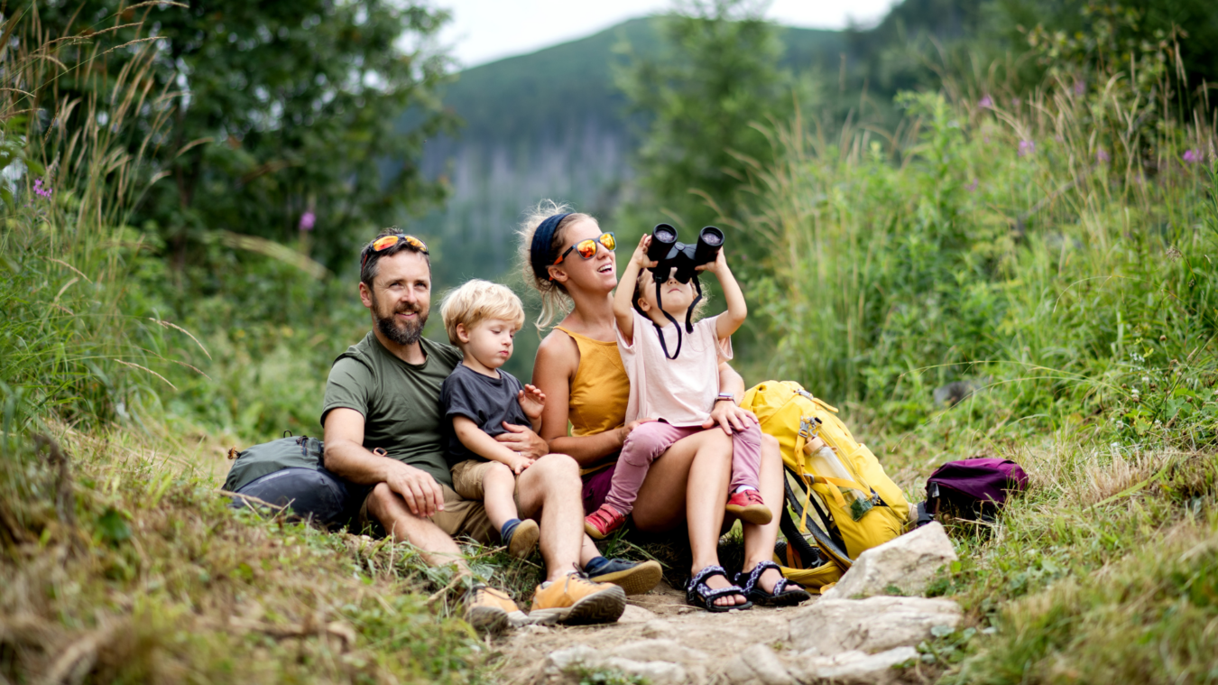 Une famille en randonnées durant leurs vacances d'été dans le Jura