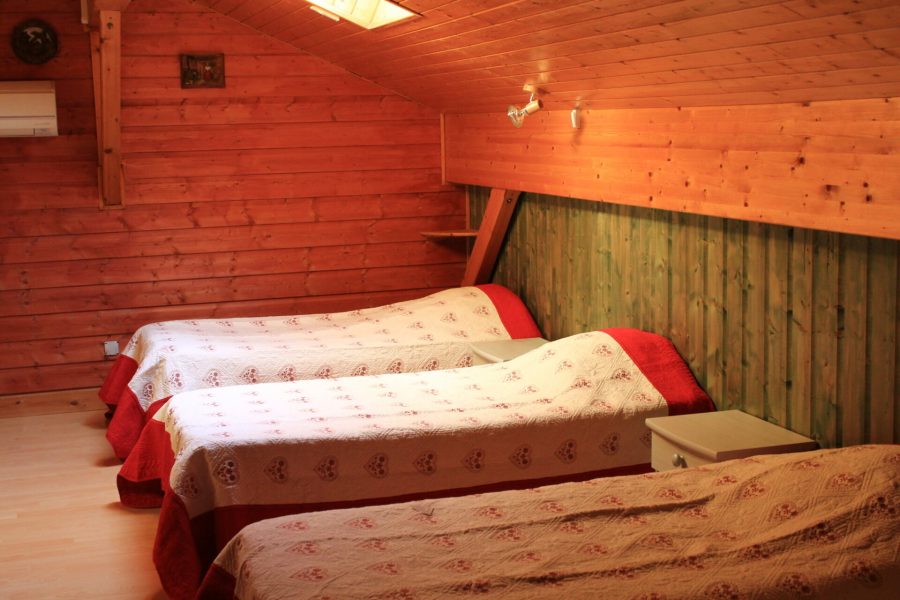 les chalets des chemins verts-location de chalets-jura-chambre 5 lits chalet Manon
